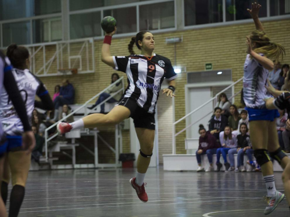 Una jugadora del Balonmano Dominicos, durante un partido de la pasada temporada