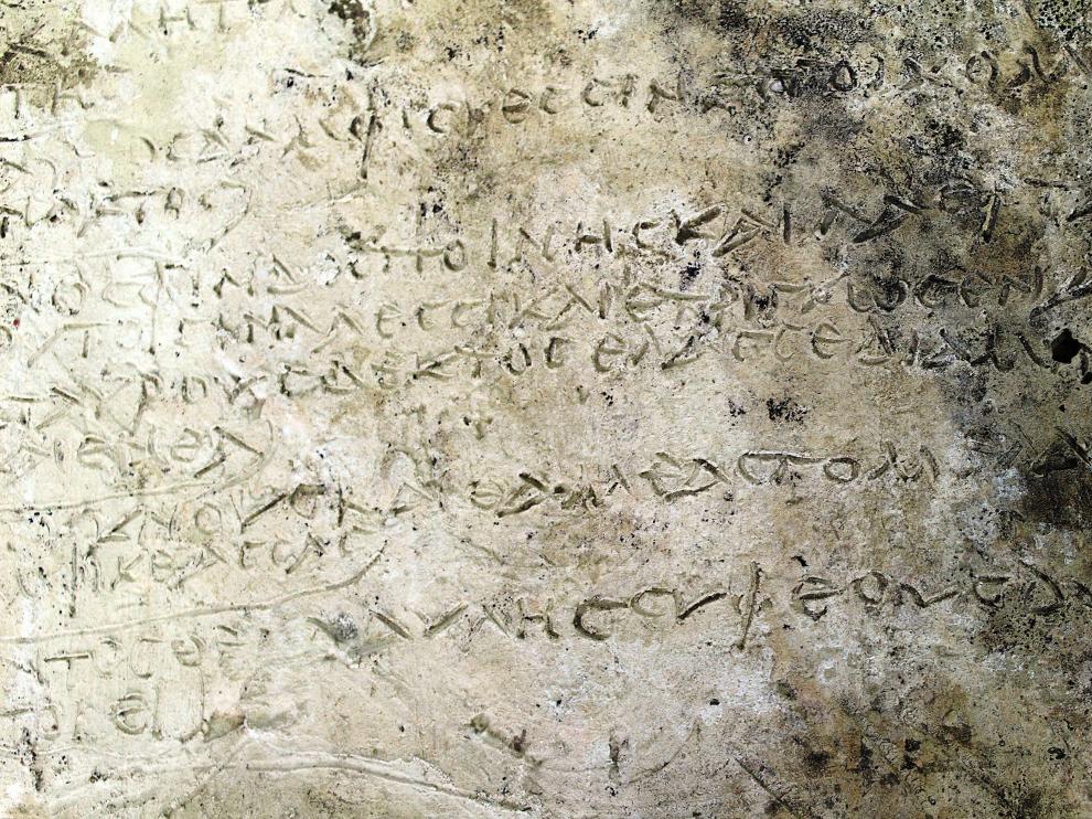 Vista de la tablilla de arcilla con la inscripción, hallada en Grecia.