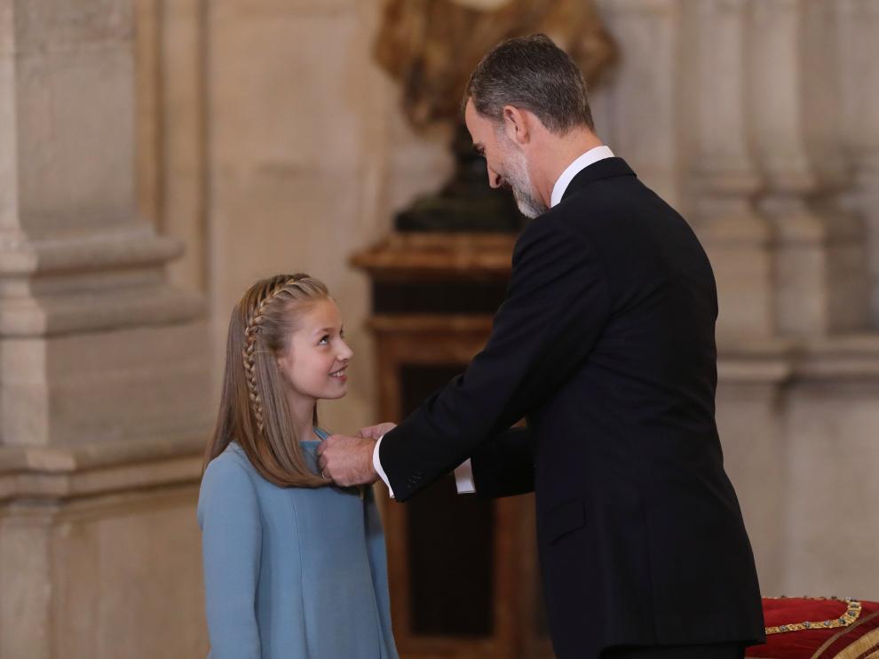 La princesa Leonor recibiendo el Toisón de Oro de la mano de su padre, Felipe VI.