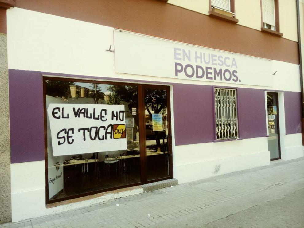 La pancarta de papel ha aparecido pegada en la cristalera de la puerta de acceso