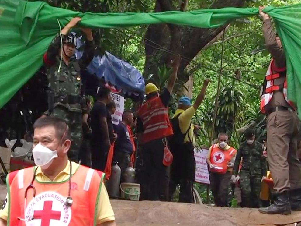 Integrantes de los equipos de rescate durante la jornada del lunes