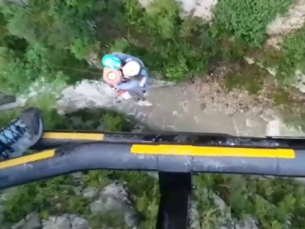 Los servicios de rescate auxiliando a un montañero lesionado.