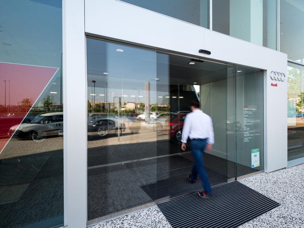 Audi Center Zaragoza, puerta automática de cristal de Dormakaba fabricada e instalada por Ferpal .