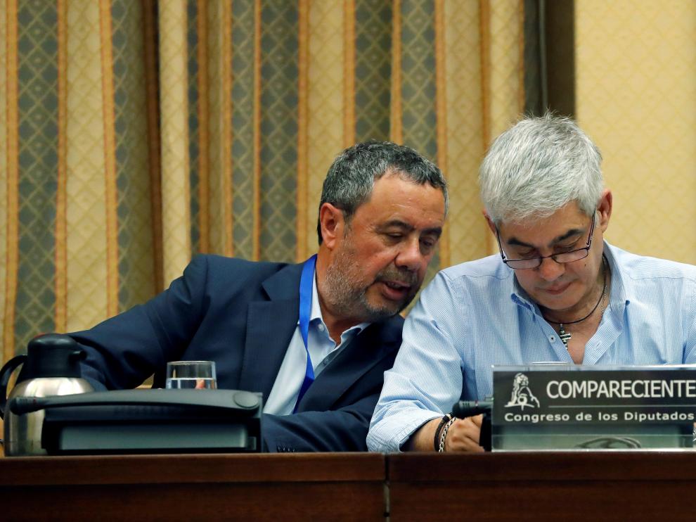 El abogado Manuel Prieto junto a su cliente, el maquinista Francisco José Garzón.