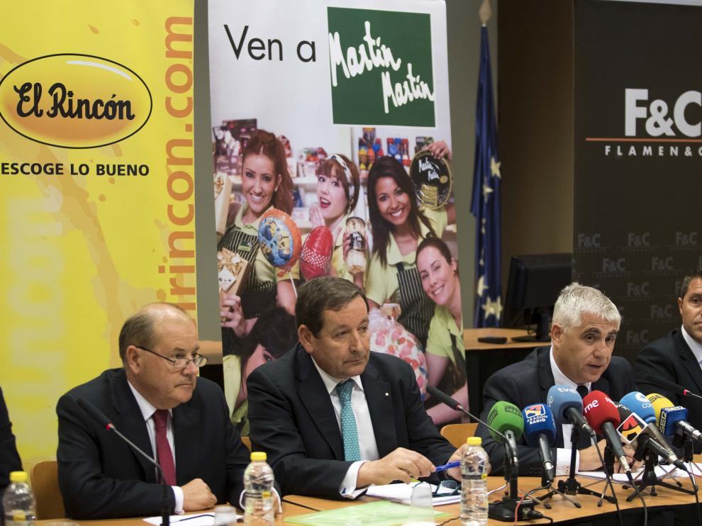 El director general de Frutos Secos el Rincón y de Flamen&Co,Antonio Flamenco, y el director ejecutivo de Martín Martín, José Antonio Domingo, (ambos en el centro) explican la operación de integración.