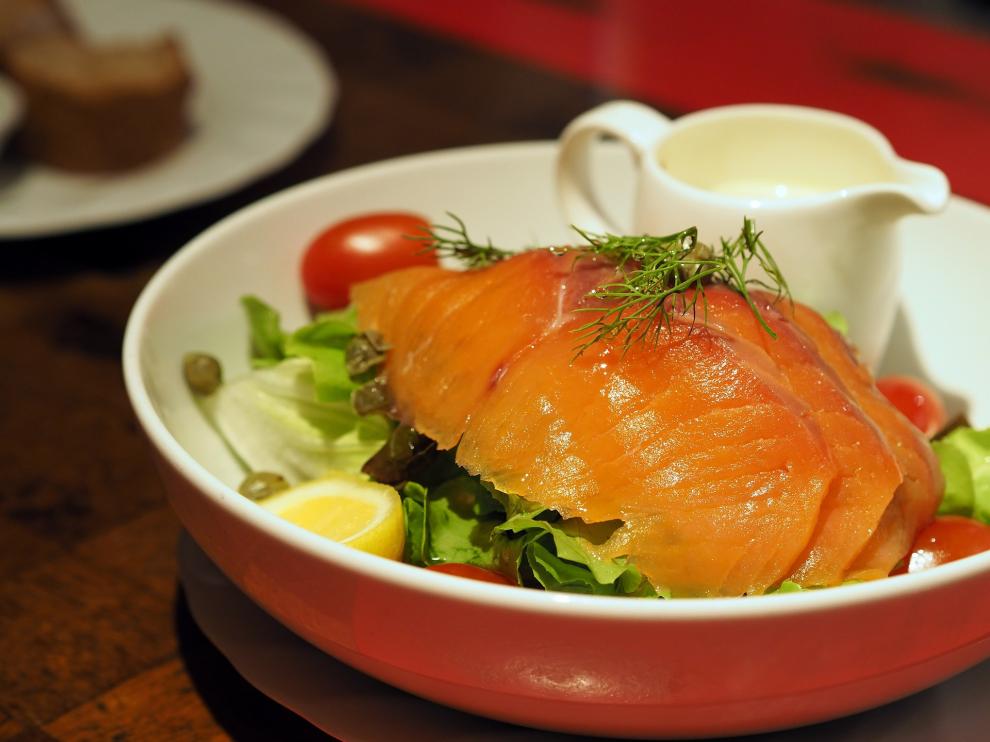 Ensalada de salmón y aguacate.