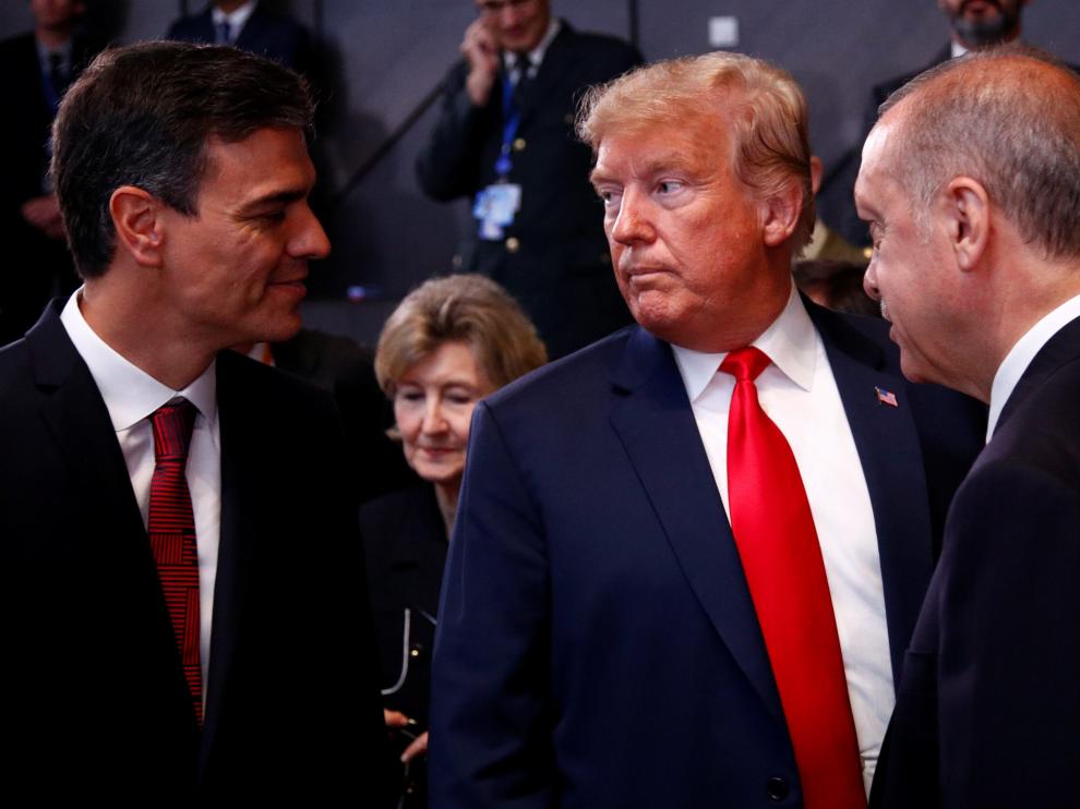 Sánchez saluda por primera vez a Trump en la cumbre.