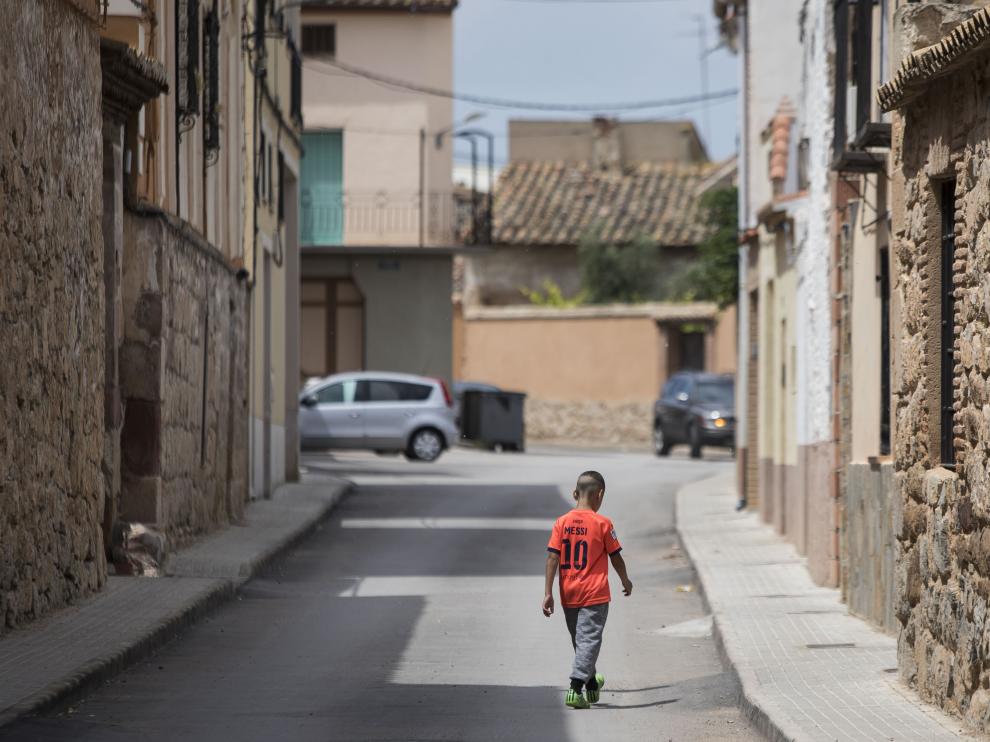 Un niño con la camiseta de Messi anda por las calles del pueblo
