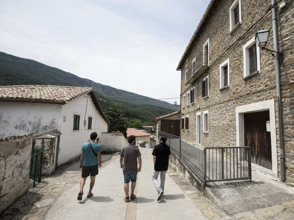 Una calle de la localidad de Artieda.