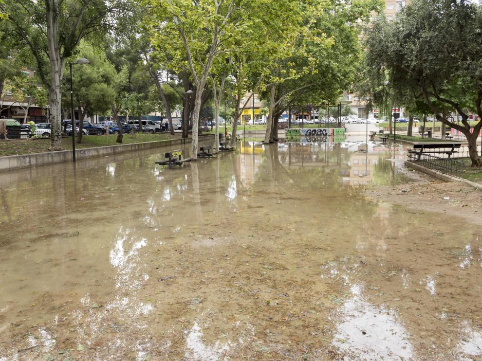 Los destrozos de la tormenta en la calle Galán Bergua.
