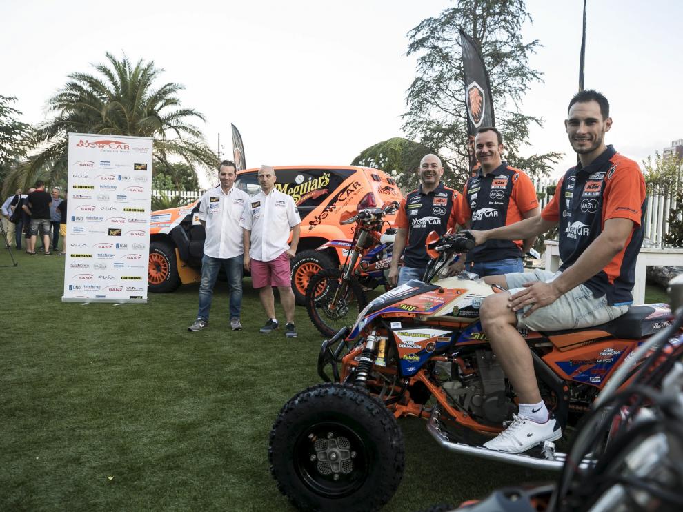 Los miembros del Newcar, con Gajón sutejando el manillar del quad, durante la presentación del equipo este miércoles