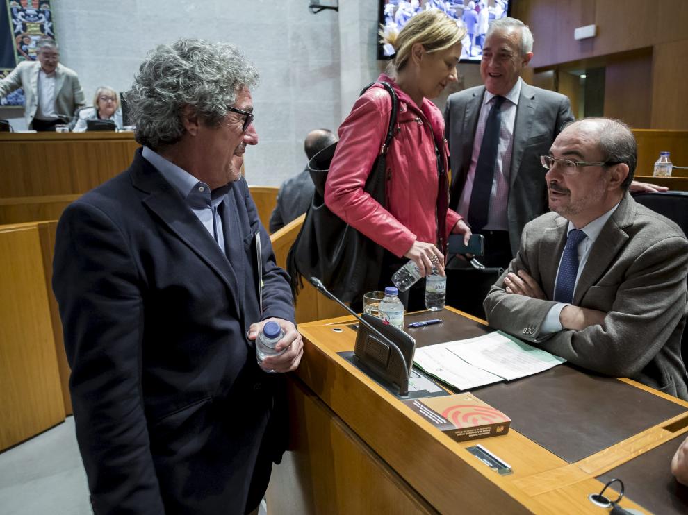 El diputado de CHA, Goyo Briz, con el presidente de la DGA, Javier Lambán, en las Cortes