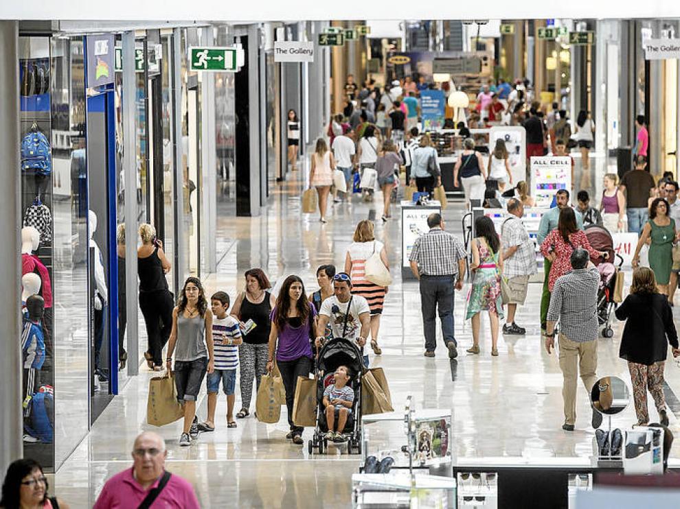 Zona interior del centro comercial Puerto Venecia de Zaragoza