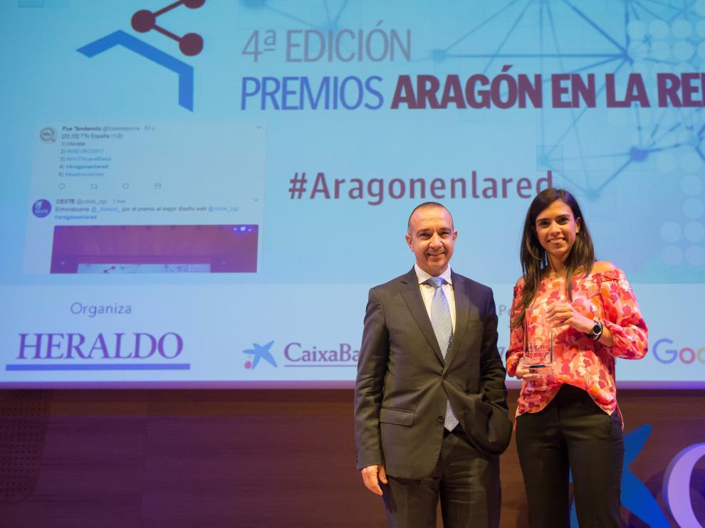 Isabel Rabal, communication & media planner de Bambam Comunicación, recogiendo el galardón.