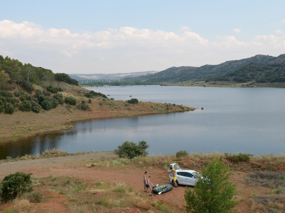 Los primeros bañistas en el pantano de Lechago, que aún está en fase de pruebas de llenado.
