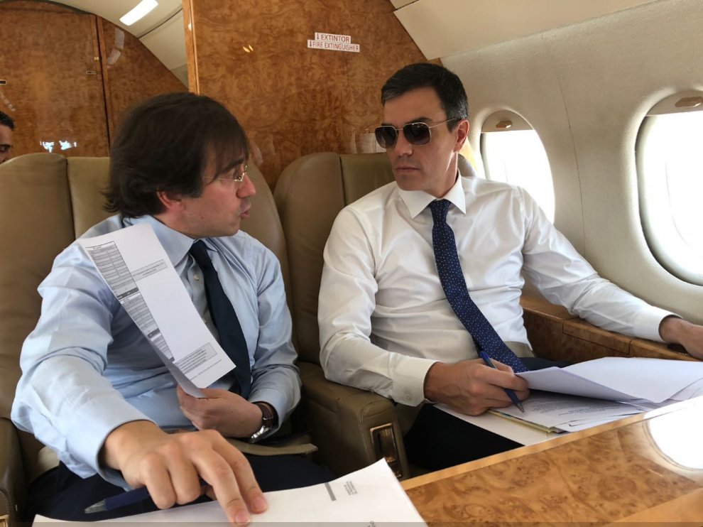 Una de las fotos que se viralizó, de Pedro Sánchez con gafas de sol en el avión presidencial