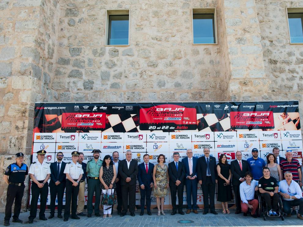 Pilotos de la prueba y la empresa organizadora del evento se fotografiaron este jueves en la muralla de Teruel junto con las autoridades autonómicas y provinciales.