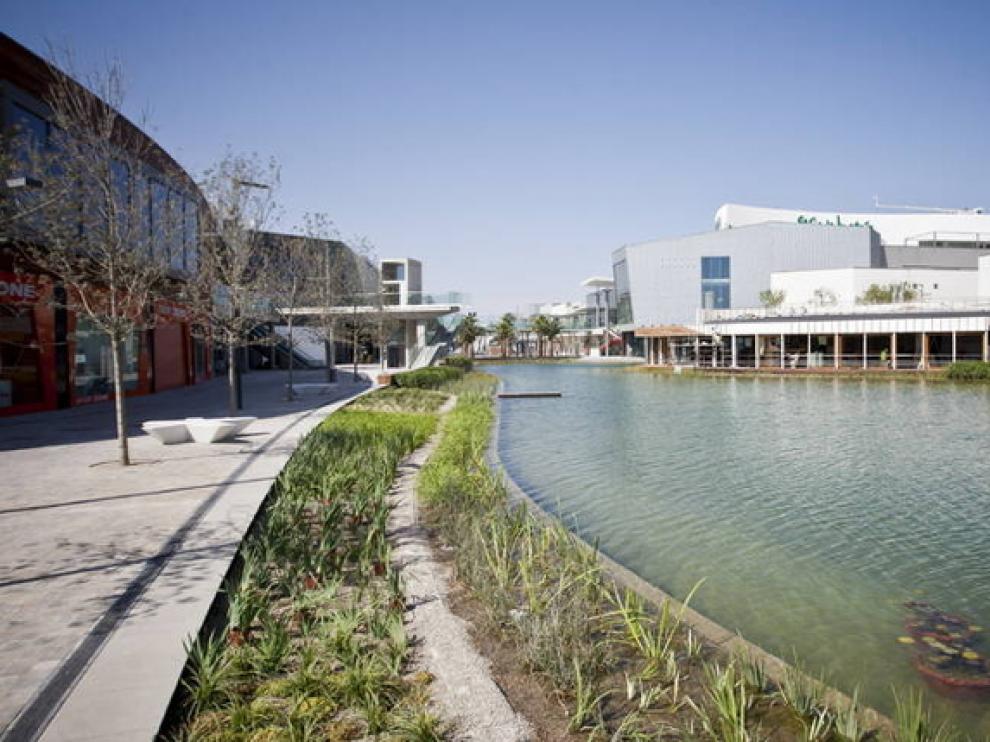 Zona exterior del centro comercial Puerto Venecia de Zaragoza