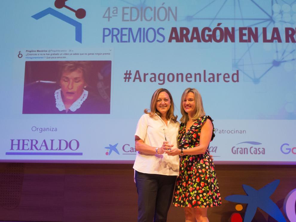 Sura Ascaso (izquierda), responsable de Desarrollo de Negocio, recogiendo el premio a la mejor web e-commerce.