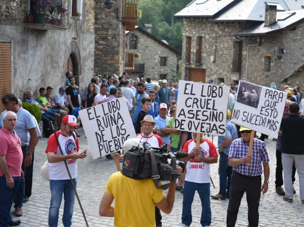 Los ganaderos concentrados en la plaza de Castanesa