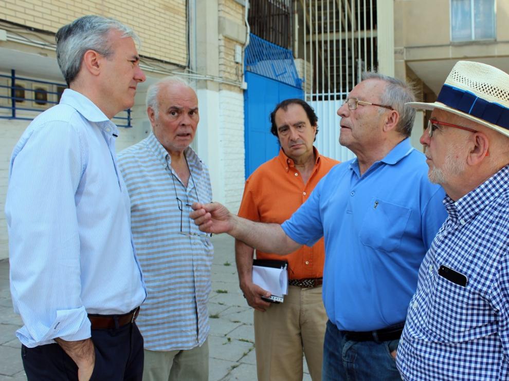 Jorge Azcón, a la izquierda, ha mantenido un encuentro este viernes con los vecinos de la Romareda para hablar del traslado del rastro.