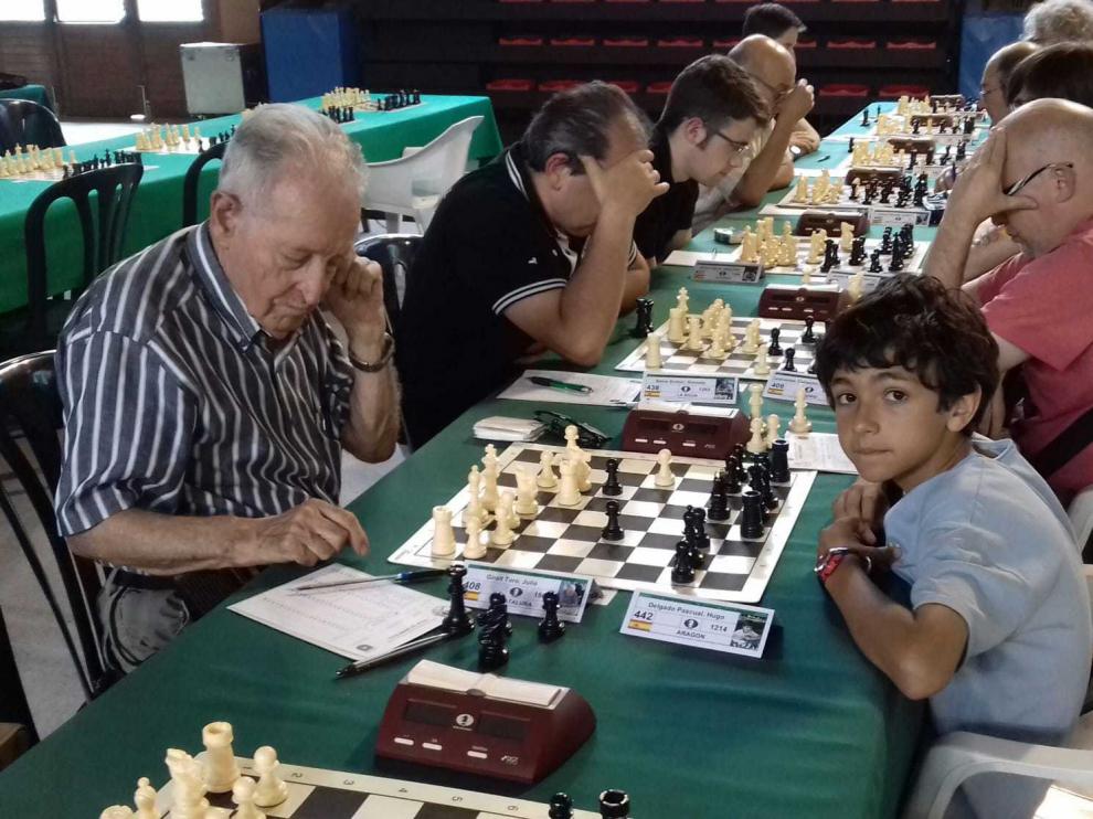 Al tratarse de un torneo abierto, se cruzan todo tipo de participantes, como recuerda esta imagen de la novena ronda.