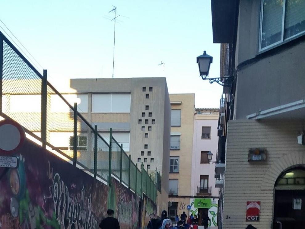 La calle Trinidad, junto al IES Pedro de Luna, ya es peatonal