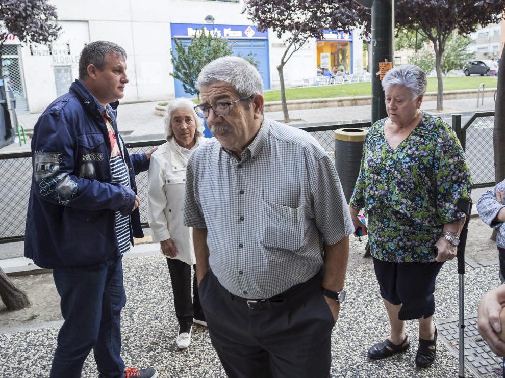 Roque Oriol, en el centro, en una foto realizada en una misa en memoria de su esposa celebrada en Zaragoza.