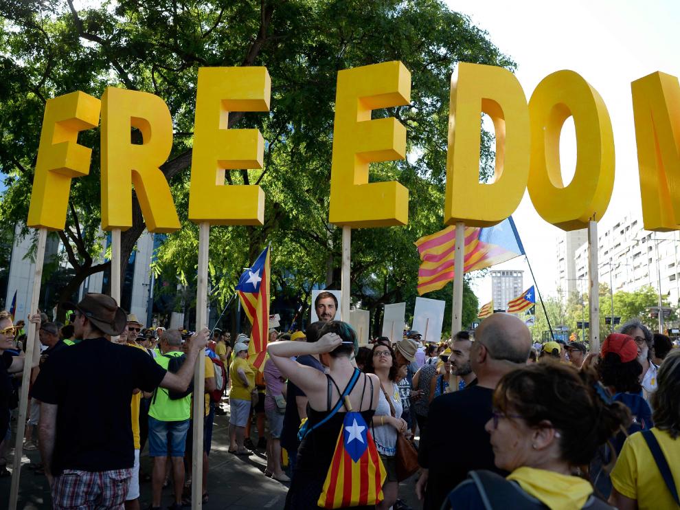 Miles de personas claman en Barcelona por la libertad de los políticos presos
