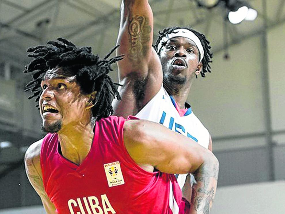 Javier Justiz, con la selección absoluta de Cuba.