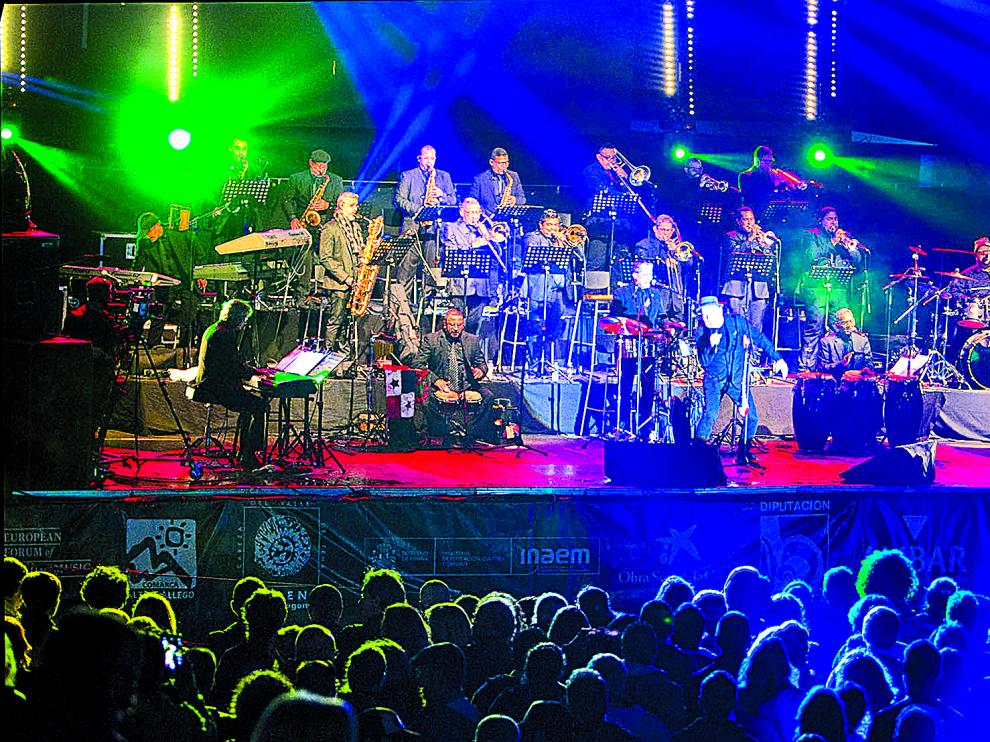 Rubén Blades, acompañado por los veinte músicos de la orquesta de Roberto Delgado, calentó la noche de Lanuza.