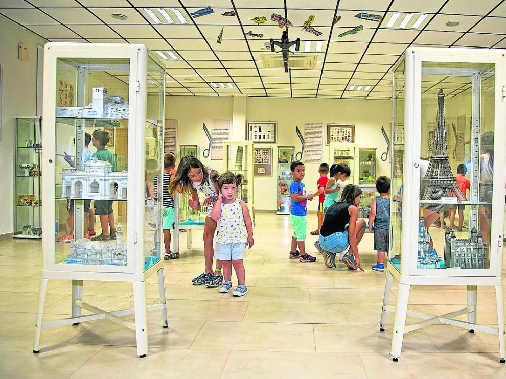 Visita de los niños de las colonias de Jaraba a la Exposición Eustaquio Castellano.