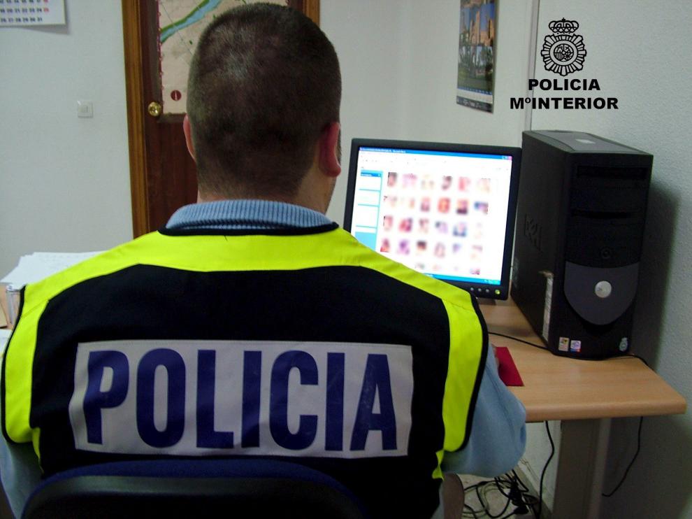 Un agente analiza fotos en un ordenador, en una operación contra la pornografía infantil.