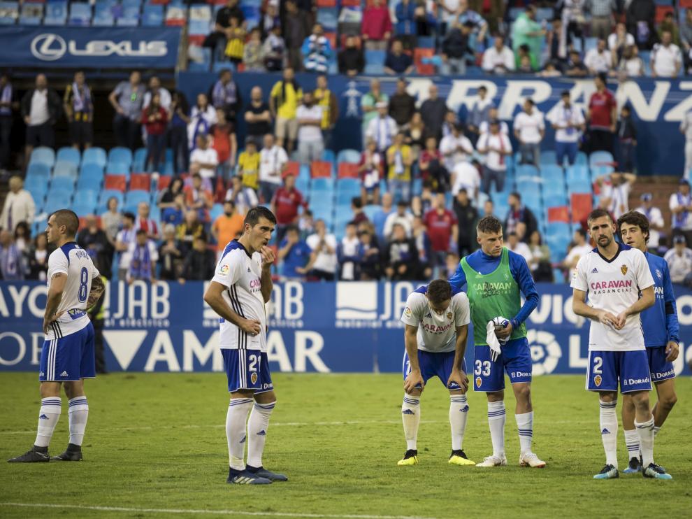 Pep Biel, con el peto verde, tras la derrota contra el Numancia en el último 'play off'.