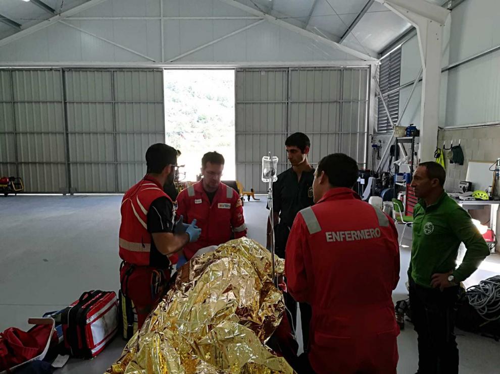 Un montañero herido de gravedad esta semana en el Portillón es atendido en Benasque antes de su evacuación a Zaragoza