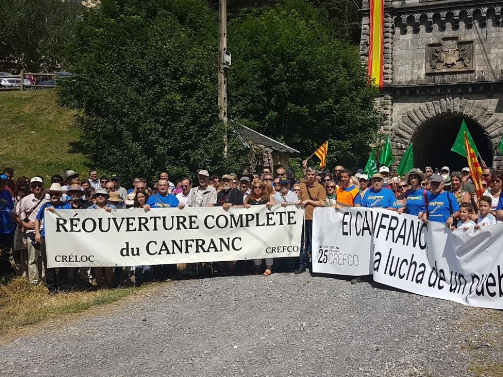 Concentración en Canfranc para pedir la reapertura de la línea