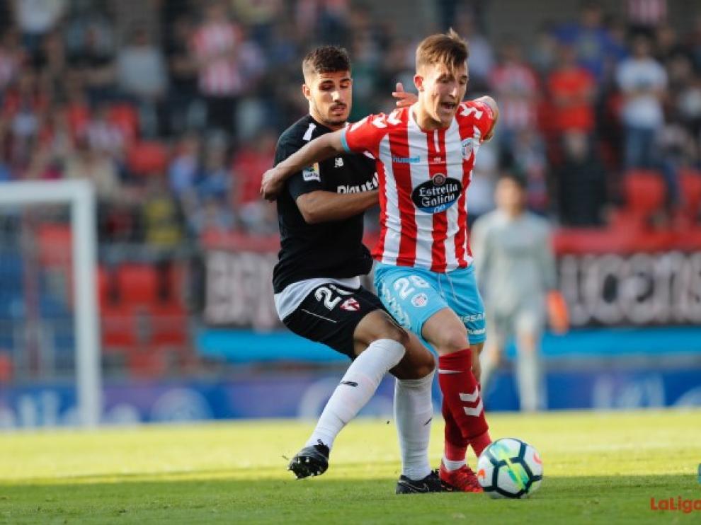 El delantero Dani Escriche en un encuentro con el Lugo, en Segunda, la pasada campaña.