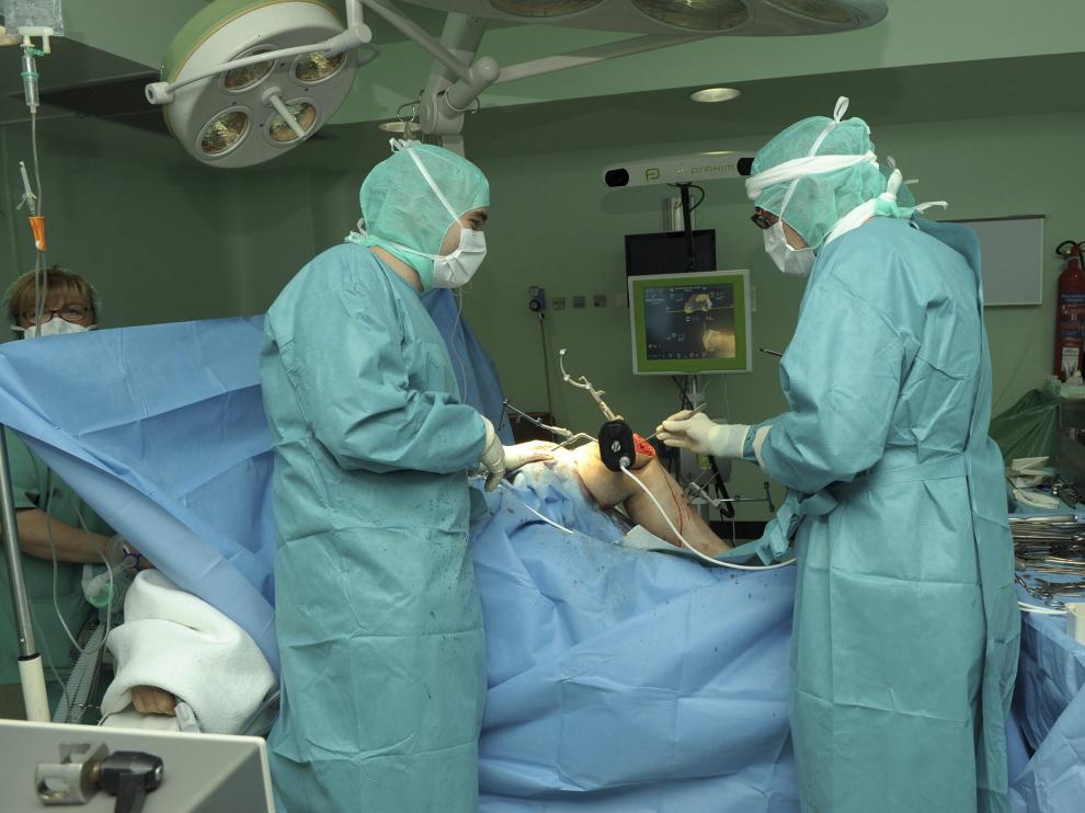 Traumatología -en la foto, el quirófano durante una operación- necesita dos especialistas más.