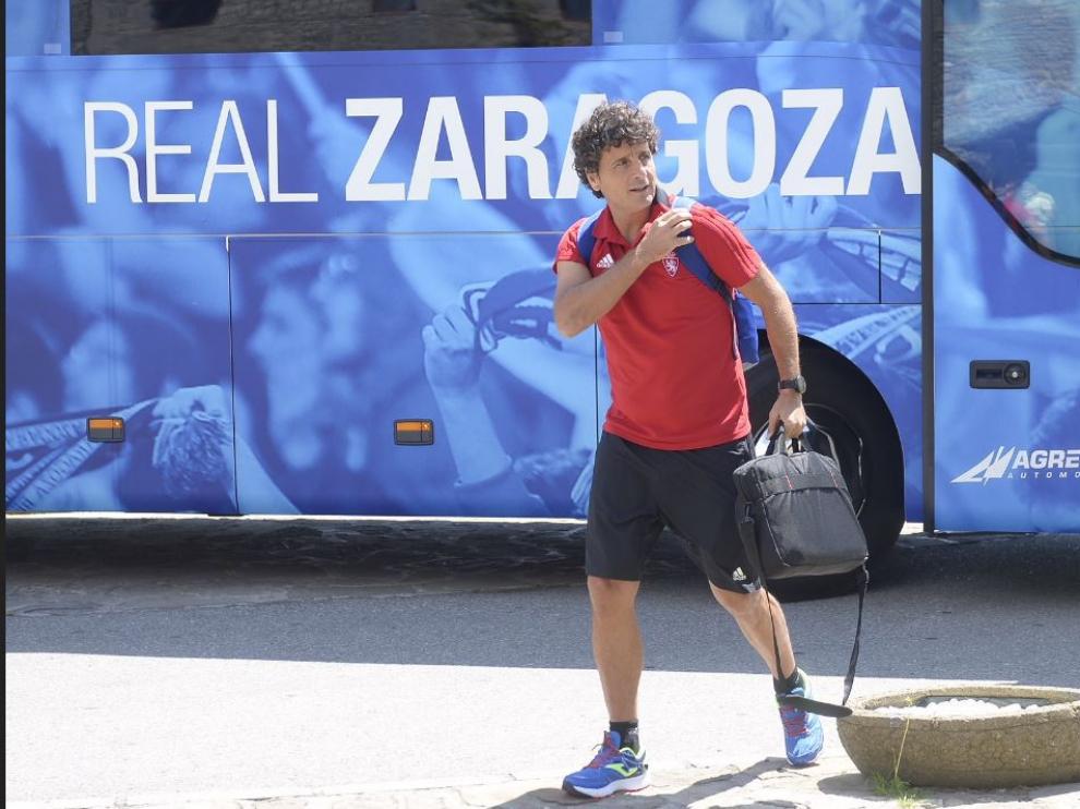 Imanol Idiakez, nuevo entrenador del Real Zaragoza, este domingo a la llegada del equipo a la concentración de Boltaña (Huesca).