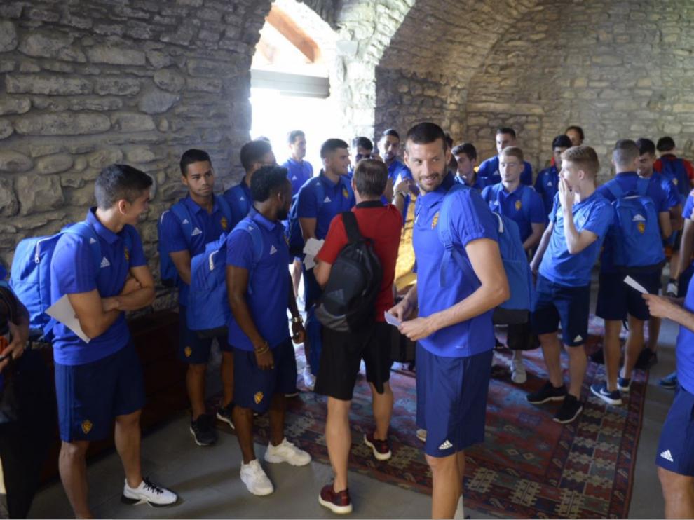 El numeroso grupo de jugadores del Real Zaragoza, a su llegada a las 13.00 al Hotel Barceló Monasterio de Boltaña, en Huesca.