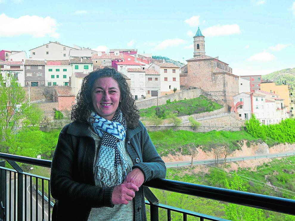 Mayte Montesinos posa en la terraza del edificio multiservicios que regenta en Torrijas.