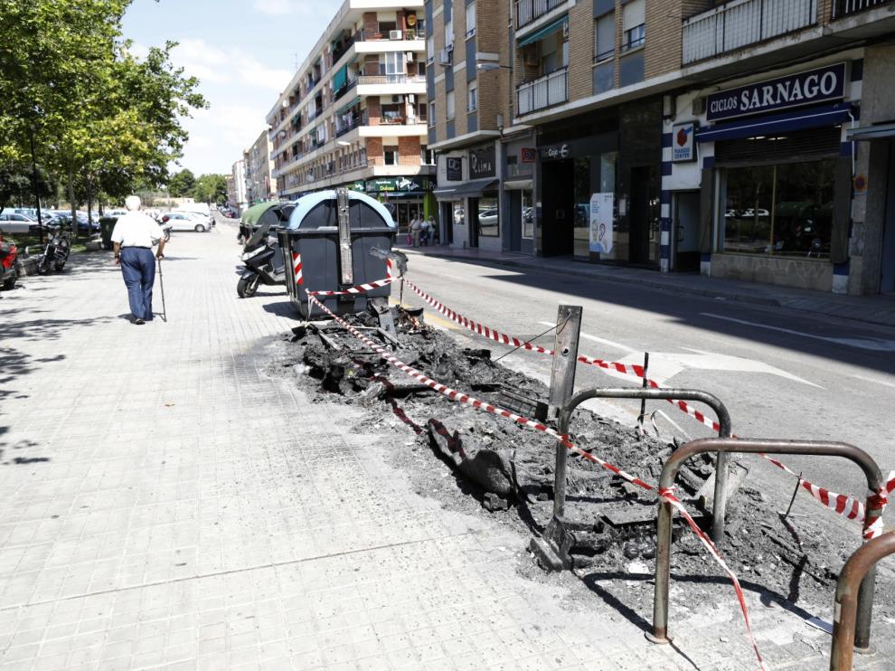 Contenedores quemados en las calles de Embarcadero y Viñedo Viejo.
