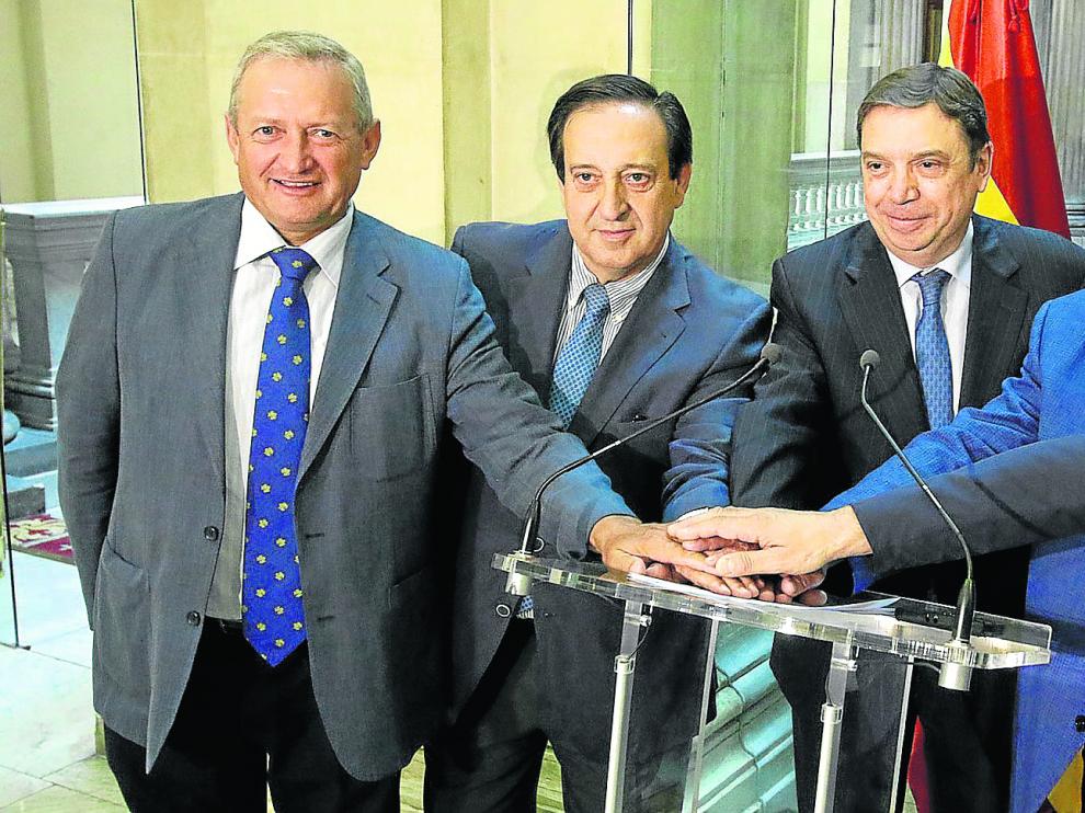 El ministro Luis Planas, con los máximos responsables de Cooperativas Agroalimentarias de España y de las organizaciones agrarias Asaja, UPA y COAG.