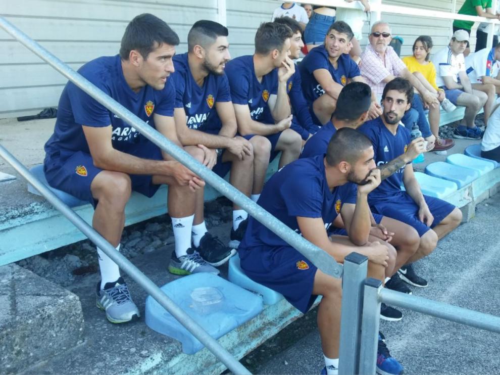 Los lesionados del Real Zaragoza, ayer por la tarde en las gradas del campo de Villaboya de Boltaña.