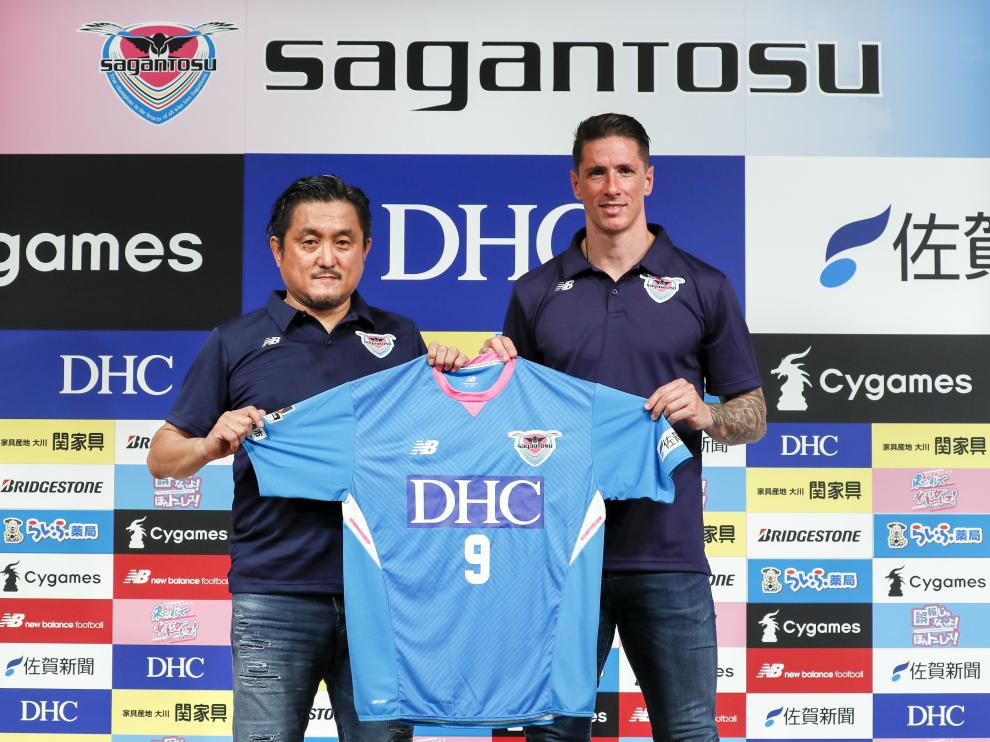 Torres sujeta su nueva camiseta junto con el presidente del Sagan Tosu, Minoru Takehara