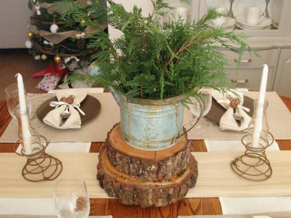 traditional-christmas-table-arrangement-with-wooden-nature-christmas-pot-petal-and-chandelier-magnificent-dining-table-decoration-ideas-for-delightful-christmas-dinner-moment-artificial-chr