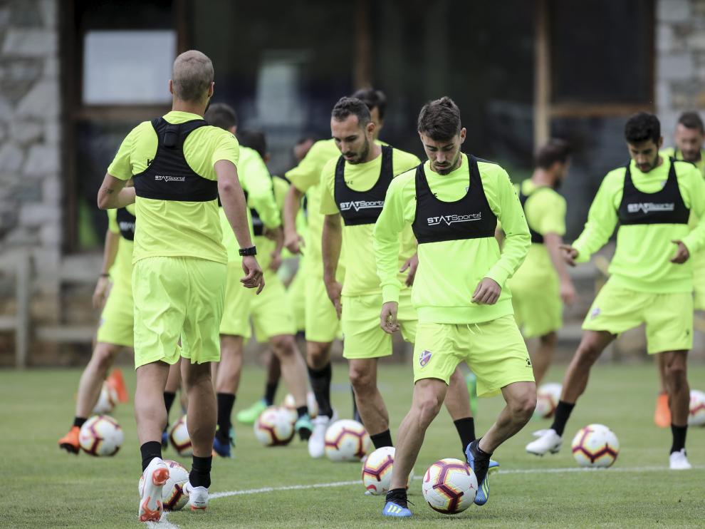 Moi Gómez conduciendo el balón durante un entrenamiento del Huesca en su concentración en Benasque.