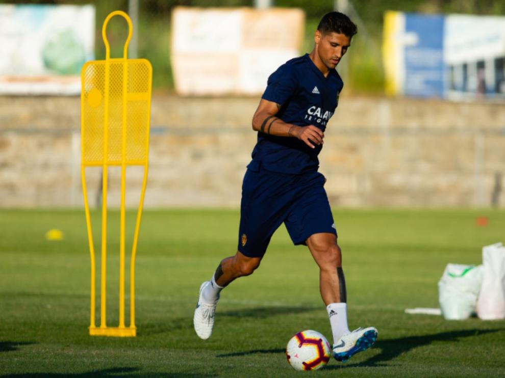 Simone Grippo, en pleno entrenamiento en el campo de Boltaña.