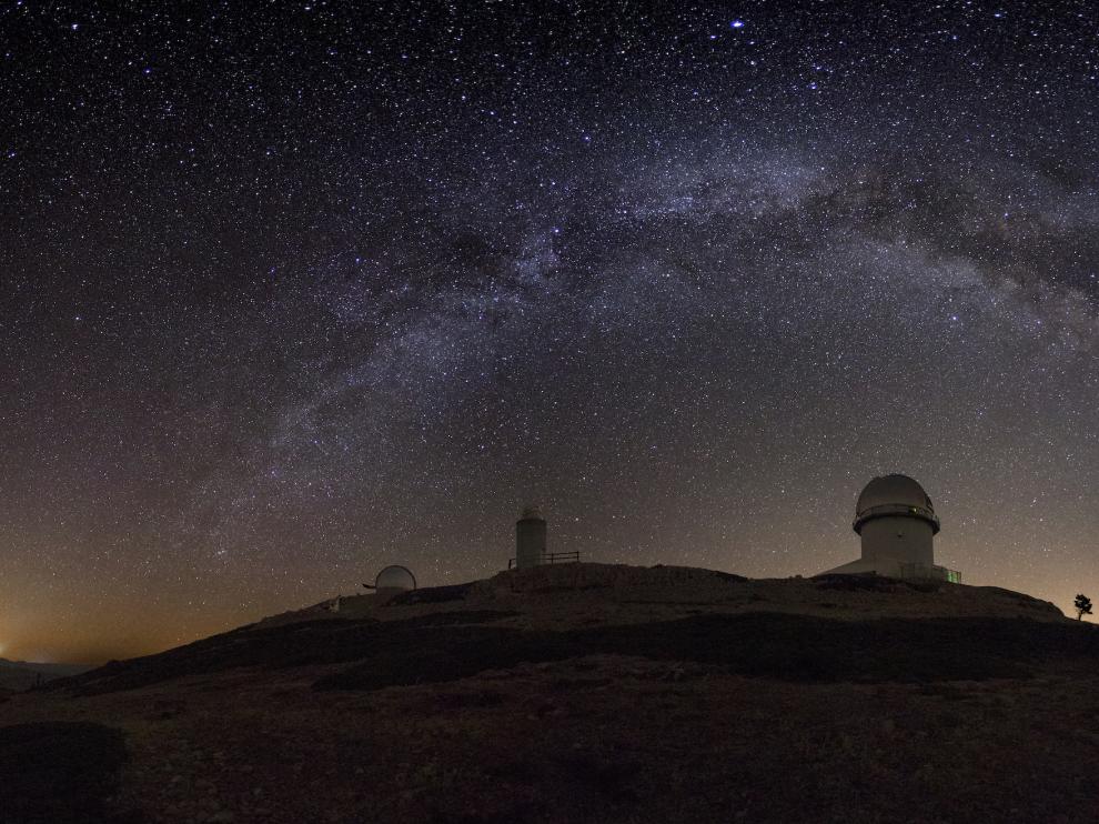 Imagen nocturna del Observatorio de Javalambre con la Vía Láctea visible en el firmamento gracias a la nula contaminación lumínica del paraje