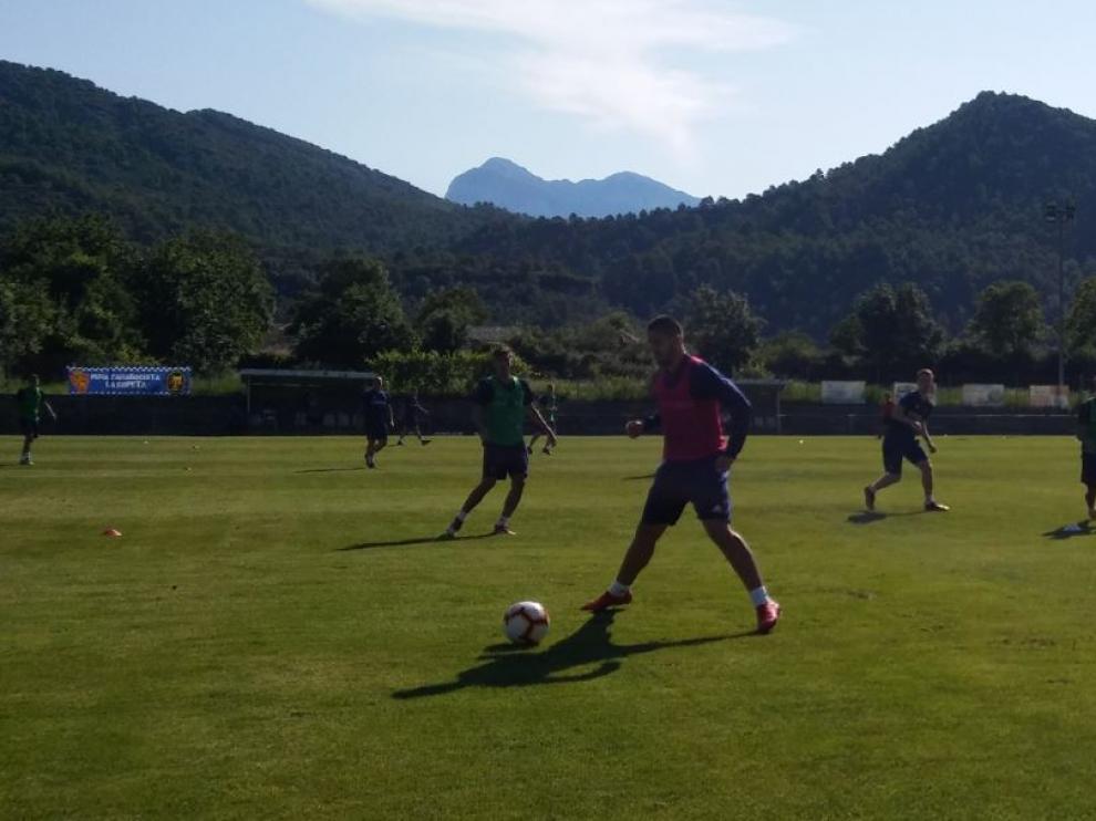 Verdasca, con el peto morado, en el entrenamiento de esta mañana en Boltaña.